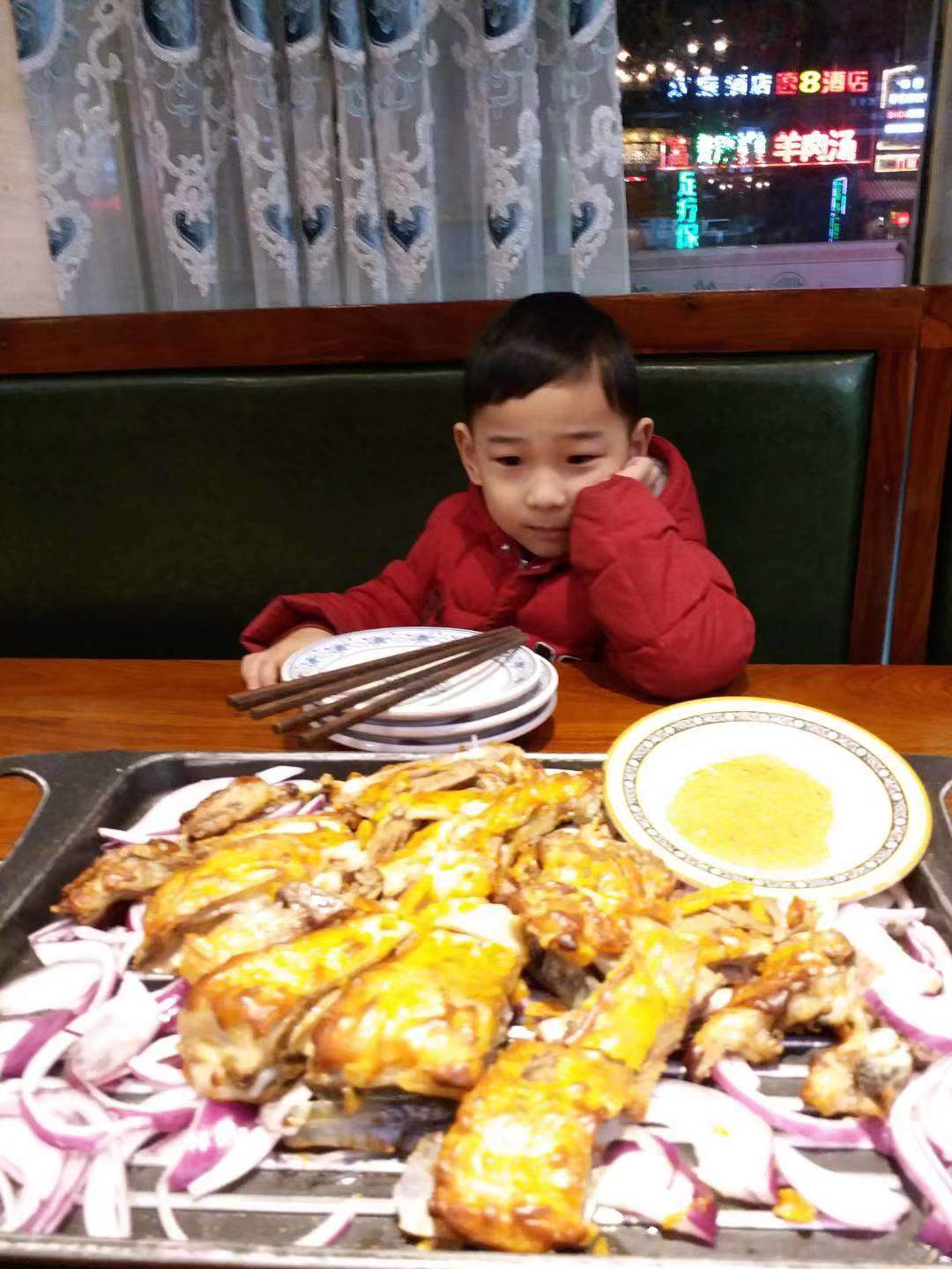 猫猫小儿第一次吃烤肉