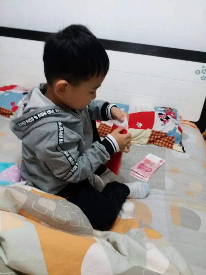 过年收红包不给爸爸的财迷小花狸